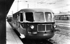 Magyarország, Budapest VIII., a Keleti pályaudvar külső vágányán egy Ganz gyártmányú sínautóbusz., 1939, Villányi György, vasúti jelző, vasútállomás, felsővezeték, Budapest, alakjelző, Fortepan #170332