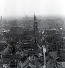 Németország, Nürnberg, kilátás a Kaiserburg-ból, a Sinwellturm-ból, középen a Sebalduskirche., 1934, Privát Fotó és Film Archívum-Höfler Tibor gyűjtemény, Fortepan #170379