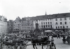 Németország, Nürnberg, Hauptmarkt, középen a Neptunbrunnen, háttérben a Szent Lőrinc-székesegyház toronycsúcsai., 1934, Privát Fotó és Film Archívum-Höfler Tibor gyűjtemény, Fortepan #170381