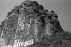 Kína, a felvétel a Kanton - Hankou/Hankow (később Vuhan része) vasútvonal mentén készült., 1955, Lőrinczi Ákos, felirat, kínai írás, szikla, Fortepan #170451