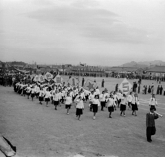 Koreai Népi Demokratikus Köztársaság, Szarivon, május 1-i felvonulás., 1955, Lőrinczi Ákos, képarány: négyzetes, vörös csillag, ünneplő ruha, Fortepan #170474