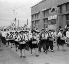 Koreai Népi Demokratikus Köztársaság, Szarivon, május 1-i felvonulás., 1955, Lőrinczi Ákos, felirat, képarány: négyzetes, iskolai egyenruha, gyerekek, virágdíszítés, ünneplő ruha, dob, Fortepan #170476