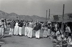 Koreai Népi Demokratikus Köztársaság, Szarivon, magyar orvosok csoportja a piacon., 1955, Lőrinczi Ákos, felirat, csoportkép, munkaruha, árus, Fortepan #170487