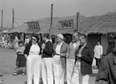 Koreai Népi Demokratikus Köztársaság, Szarivon, magyar orvosok csoportja a piacon., 1955, Lőrinczi Ákos, felirat, csoportkép, munkaruha, Fortepan #170488