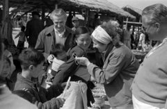 Koreai Népi Demokratikus Köztársaság, Szarivon, magyar orvosok csoportja a piacon., 1955, Lőrinczi Ákos, életkép, Fortepan #170489