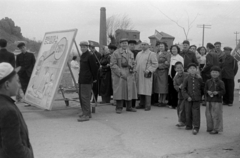 Democratic People's Republic of Korea, Sariwon, magyar orvosok csoportja a május 1-i felvonuláson., 1956, Lőrinczi Ákos, camera, trench coat, kids, Fortepan #170490