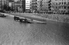 Magyarország, Budapest V., a pesti rakpart árvíz idején, a Szabadság hídról a Belgrád rakpart - Havas utca találkozása felé nézve., 1954, Lőrinczi Ákos, Budapest, rakpart, bámészkodás, árvíz, Fortepan #170499