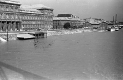 Magyarország, Budapest IX., a pesti alsó rakpart és a Matróz csárda árvíz idején, a Szabadság hídról a Közraktárak felé nézve. Balra a Marx Károly Közgazdaságtudományi Egyetem (később Corvinus Egyetem) épülete., 1954, Lőrinczi Ákos, Budapest, árvíz, Fortepan #170500