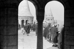 Magyarország, budai Vár,Halászbástya, Budapest I., 1954, Lőrinczi Ákos, Budapest, műemlék, turista, Fortepan #170501