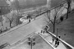 Magyarország, budai Vár, Budapest I., kilátás a Halászbástyáról a Hunyadi János út és Donáti utca felé, előtérben a Jezsuita (Halász) lépcső., 1954, Lőrinczi Ákos, Budapest, felülnézet, lépcsősor, járókelő, Fortepan #170503