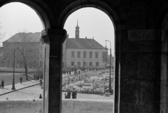 Magyarország, budai Vár,Halászbástya, Budapest I., kilátás a Szentháromság tér felé. Szemben a Tárnok utca - Szentháromság utca sarkán a régi budai Városháza épülete., 1954, Lőrinczi Ákos, Budapest, műemlék, torony, falfirka, Fortepan #170504