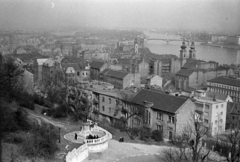 Magyarország, Budapest I., kilátás a Halászbástyáról a Víziváros épületei és a Margit-sziget felé. Előtérben a Hunyadi szobor., 1954, Lőrinczi Ákos, Budapest, háztető, látkép, szobor, folyó, híd, templomtorony, Fortepan #170505