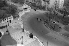 Magyarország, budai Vár,Halászbástya, Budapest I., kilátás Hunyadi János szobra és a Hunyadi János úti hajtűkanyar felé., 1954, Lőrinczi Ákos, Budapest, felülnézet, szobor, szerpentin, épített örökség, Fortepan #170506