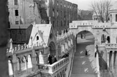 Magyarország, budai Vár,Halászbástya, Budapest I., Schulek lépcső, balra az egykori jezsuita kollégium, ma a Hilton szálló van a helyén., 1954, Lőrinczi Ákos, Budapest, neogótika, lépcső, épített örökség, Fortepan #170508