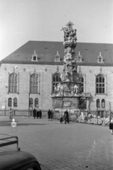 Magyarország, budai Vár, Budapest I., Szentháromság tér, a Szentháromság-szobor mögött az egykori Pénzügyminisztérium., 1954, Lőrinczi Ákos, Budapest, középület, szoborcsoport, Fortepan #170510