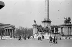 Magyarország, Budapest XIV., Hősök tere, Millenniumi emlékmű. Balra a Szépművészeti Múzeum épülete., 1954, Lőrinczi Ákos, Budapest, neoklasszicizmus, múzeum, járókelő, épített örökség, szoborcsoport, Fortepan #170512