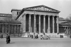 Magyarország, Budapest XIV., Hősök tere, Szépművészeti Múzeum., 1954, Lőrinczi Ákos, Budapest, neoklasszicizmus, múzeum, timpanon, épített örökség, oszlopsor, Fortepan #170516