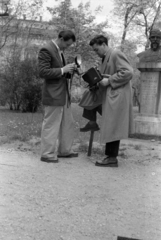 Magyarország, Budapest VIII., Múzeumkert, jobbra báró Monti Sándor mellszobra (Kuzmik Lívia, 1931.)., 1957, Lőrinczi Ákos, Budapest, fényképész, vaku, Fortepan #170524