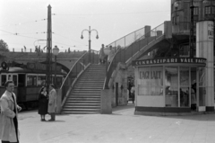 Hungary, Budapest II.,Budapest XII., Széll Kálmán (Moszkva) tér, a fagylaltozó a Várfok utcához vezető felüljárónál. Háttérben jobbra a Postapalota., 1956, Lőrinczi Ákos, ice cream, Budapest, flight of stairs, Fortepan #170533