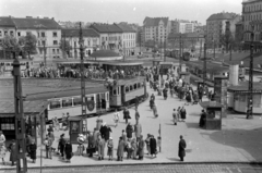 Magyarország, Budapest I.,Budapest II., Széll Kálmán (Moszkva) tér a Széna tér felé nézve., 1956, Lőrinczi Ákos, forradalom, járókelő, Budapest, tömeg, villamos, villanyoszlop, pavilon, rézsű, telefonfülke, hirdetőoszlop, végállomás, Fortepan #170536