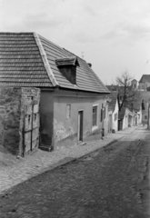 Magyarország, Szentendre, a Bartók Béla utca a Szamárhegyről lefelé, a távolban a Szent Péter-Pál-templom tornya látszik., 1960, Lőrinczi Ákos, utcakép, lejtő, Fortepan #170550