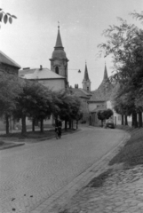 Magyarország, Esztergom, Pázmány Péter utca (Bajcsy-Zsilinszky út), szemben a Szatmári Irgalmasnővérek Zárdatemploma., 1960, Lőrinczi Ákos, utcakép, templomtorony, kockakő, Fortepan #170558