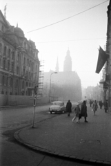 Szlovákia, Kassa, Fő tér (Hlavné namestie) az Uršulínska ulica sarkáról nézve. Balra az Állami Színház, szemben a Szent Erzsébet-főszékesegyház (Dóm)., 1975, Lőrinczi Ákos, Fortepan #170563