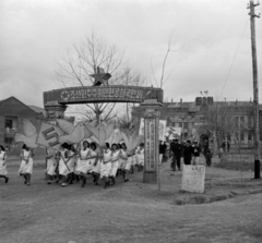 Democratic People's Republic of Korea, Sariwon, magyar orvosok csoportja a május 1-i felvonuláson., 1956, Lőrinczi Ákos, photo aspect ratio: square, women, political decoration, triumphal arc, nurse, Fortepan #170571