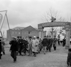 Democratic People's Republic of Korea, Sariwon, magyar orvosok csoportja a május 1-i felvonuláson., 1956, Lőrinczi Ákos, photo aspect ratio: square, triumphal arc, hold upper arms, Red Star, Fortepan #170572