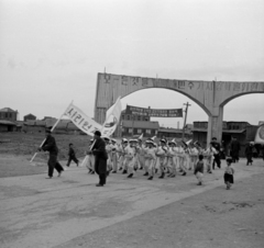 Democratic People's Republic of Korea, Sariwon, május 1-i felvonulás., 1956, Lőrinczi Ákos, photo aspect ratio: square, kids, triumphal arc, Fortepan #170574