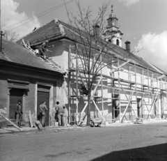 Magyarország, Monor, Mátyás király utca 1-3., a mozi átlakítása (később edzőterem), háttérben a katolikus templom tornya., 1972, Péterffy István, Fortepan #170605