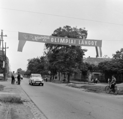 Magyarország, Üllő, Pesti út a Templom térnél. Münchenbe, a nyári olimpiai játékok helyszínére tartó olimpiai lángot köszöntő felírat., 1972, Péterffy István, transzparens, olimpiai láng, Fortepan #170621