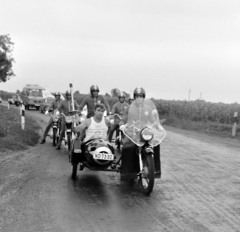 Magyarország, Monorierdő, 4-es főút, motorosok a Münchenbe, a nyári olimpiai játékok helyszínére tartó olimpiai lánggal., 1972, Péterffy István, motorkerékpár, oldalkocsis motorkerékpár, bukósisak, rendszám, olimpiai láng, Fortepan #170623