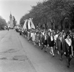 Magyarország, Monor, Kossuth Lajos utca, háttérben az evangélikus templom. Május 1-i felvonulás., 1972, Péterffy István, Fortepan #170635