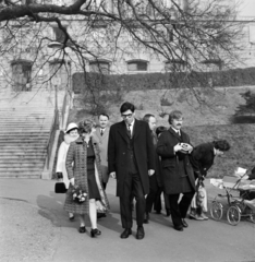 Magyarország, Budapest II., Mechwart liget, háttérben a Kerületi Tanács épülete (később Polgármesteri hivatal)., 1972, Péterffy István, babakocsi, szemüveg, fényképezőgép, virágcsokor, Budapest, Fortepan #170647