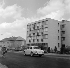 Magyarország, Monor, Kossuth Lajos utca 88. számú ház, balra a megyei pártbizottság (később könyvtár) épülete., 1972, Péterffy István, FSO Warszawa 223, Fortepan #170658