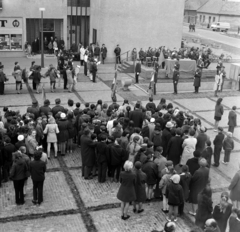 Magyarország, Monor, a Kossuth Lajos utca 88. számú ház melletti tér, ünnepség a felszabadulási emlékműnél., 1972, Péterffy István, Fortepan #170664