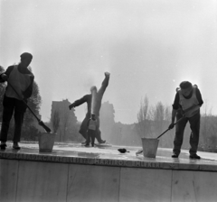 Magyarország, Budapest VIII., II. János Pál pápa (Köztársaság) tér, Az ellenforradalom mártírjainak emlékműve (id. Kalló Viktor, 1960.)., 1974, Péterffy István, vödör, seprű, takarítás, Budapest, láthatósági mellény, Fortepan #170722