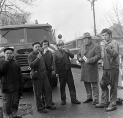 Magyarország, Budapest XVIII., a Ráday Gedeon (Steinmetz kapitány) utca Gárdonyi Géza utca - Jókai Mór utca közötti szakasza. Munkavédelmi ellenőrzés, szondáztatás., 1974, Péterffy István, kalap, aszfaltozás, svájcisapka, Csepel D-705, Budapest, alkoholszonda, bakancs, Fortepan #170731