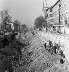 Magyarország, Budapest VIII.,Budapest IX., az Üllői út Bláthy Ottó utca - Nagyvárad tér közötti szakasza, metróépítés. Jobbra a református templom., 1975, Péterffy István, Fortepan #170774