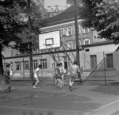 Magyarország, Budapest V., a Városháza és a Károly (Tanács) körút közötti udvar (később Városháza park), háttérben a Bárczy István utca., 1975, Péterffy István, Budapest, Fortepan #170791