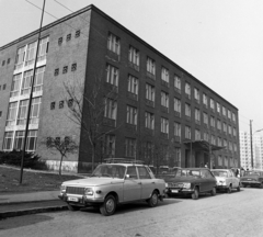 Magyarország, Óbuda, Budapest III., Vörösvári út 88-96., Szakorvosi Rendelőintézet., 1975, Péterffy István, Wartburg-márka, rendszám, Renault 16, Budapest, Fortepan #170817