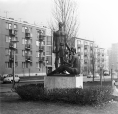 Hungary, Óbuda, Budapest III., Gyenes utca - Bécsi út sarok, előtérben Somogyi József szobrászművész alkotása a Család (1963)., 1963, Péterffy István, Budapest, Fortepan #170821