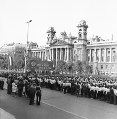 Magyarország, Budapest V., Kossuth Lajos tér, Igazságügyi Palota (ekkor Néprajzi Múzeum és az MSZMP Párttörténeti Intézete). A XI. VIT-re (Világifjúsági Találkozó) Havannába utazó kiüldöttség ünnepélyes búcsúztatása, 1978. július 24-én., 1978, Péterffy István, Budapest, Fortepan #170871