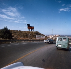 Spanyolország, a háttérben egy Osborne Bika reklám., 1968, Sárosi Imre, színes, Peugeot 404, Fortepan #170915