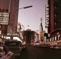 Amerikai Egyesült Államok, Nevada állam, Las Vegas, Fremont Street, szemben a Plaza Hotel & Casino., 1975, Sárosi Imre, színes, utcakép, angol felirat, neon felirat, reklám, Fortepan #170922