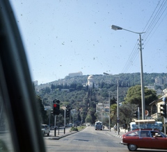 Izrael, Haifa, Ben Gurion sugárút a Bahai kertek és a kupolás Báb sírszentély felé nézve., 1975, Sárosi Imre, színes, látkép, utcakép, jelzőlámpa, Fortepan #170926