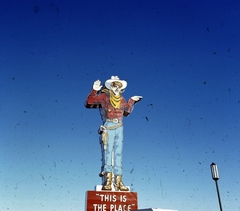 Amerikai Egyesült Államok, Nevada állam, West Wendover, Wendover Will, a 19 m magas neon cowboy szobor (Pat Denner, 1952), a Stateline Hotel és Casino előtt., 1975, Sárosi Imre, színes, Fortepan #170931