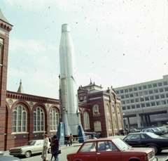 Amerikai Egyesült Államok, Washington, D.C., Délnyugati Jefferson út 1000. szám, a Smithsonian Intézet (Smithsonian Institution) központi épülete, a Smithsonian Castle, a délnyugati Independence sugárút felé nézve. Középen egy Atlas hordozórakéta modellje., 1975, Sárosi Imre, űrhajó, színes, Fortepan #170932