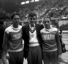 Egyesült Királyság, London, XIV. nyári olimpiai játékok, Empire Pool (később Wembley Arena). Balra Mitró György, jobbra Csordás György gyorsúszók., 1948, Sárosi Imre, férfiak, sportoló, melegítő, Fortepan #170934